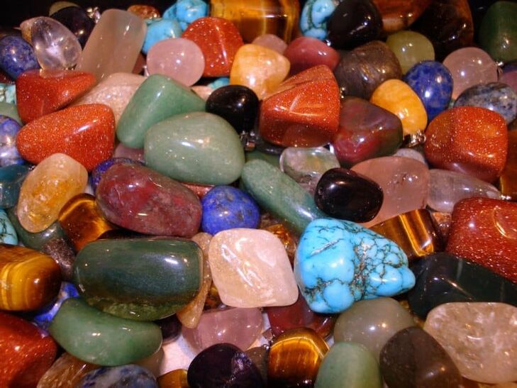 pierres de couleur comme talismans porte-bonheur