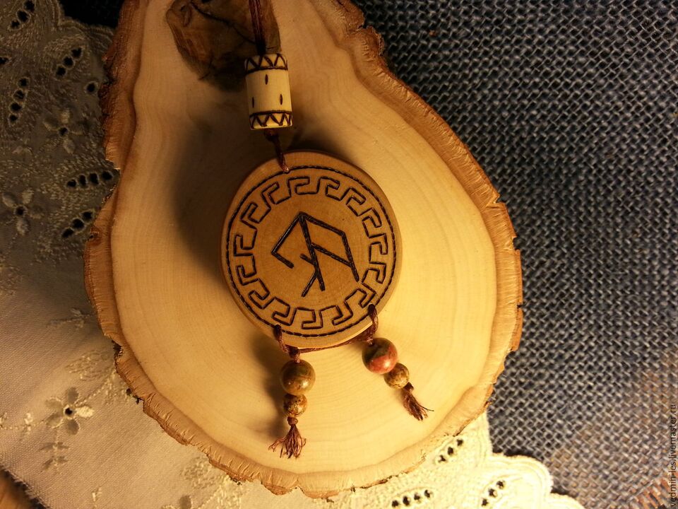 amulette avec rune chanceuse photo 1