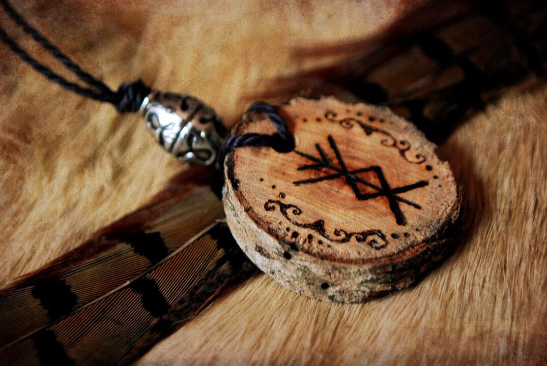 amulette avec une rune porte chance photo 2