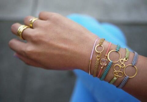 bracelets de bras comme talismans porte-bonheur