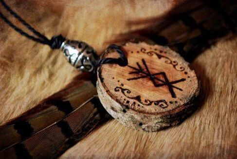pendentif avec une rune comme amulette porte-bonheur