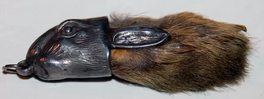 amulette porte-bonheur - patte de lapin