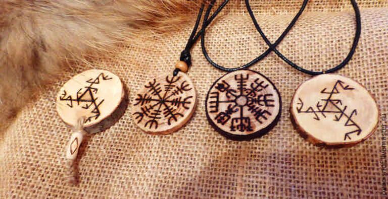pendentifs avec des runes comme talismans de réussite
